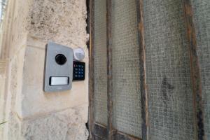 una porta con telecomando su un muro di Ortigia Charme piazza Duomo a Siracusa