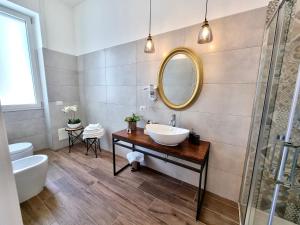 La salle de bains est pourvue d'un lavabo et d'un miroir. dans l'établissement Dimora Giusti, à Lecce