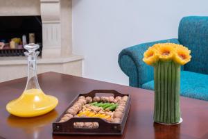 una bandeja de comida en una mesa junto a un jarrón en Haris Villas, en Keratokampos