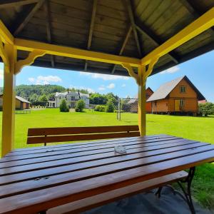 ポランチクにあるWilla Kamieniecの田園風景の見晴らしの良い展望台の木製ベンチ