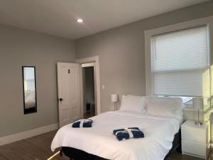 Łóżko lub łóżka w pokoju w obiekcie Boston Monadnock Properties