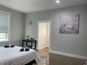 Łóżko lub łóżka w pokoju w obiekcie Boston Monadnock Properties