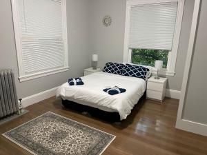 Łóżko lub łóżka w pokoju w obiekcie Boston Monadnock Properties