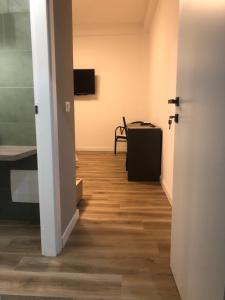 TV a/nebo společenská místnost v ubytování A Due Passi Dalla Scalinata Rooms
