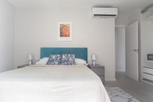 Posteľ alebo postele v izbe v ubytovaní Reinapart Valencia Beach