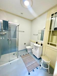 een badkamer met een douche, een toilet en een wastafel bij Carreira Apartments Harbour View Free Parking in Heart Funchal in Funchal