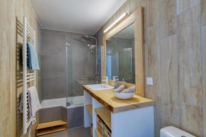 夏慕尼白朗峰的住宿－Le Petit Balcon avec vue sur le Mont-Blanc 2 étoiles，一间带水槽和淋浴的浴室