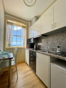 Kuchyň nebo kuchyňský kout v ubytování Carreira Apartments Harbour View Free Parking in Heart Funchal