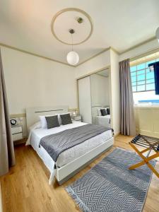 Postel nebo postele na pokoji v ubytování Carreira Apartments Harbour View Free Parking in Heart Funchal + 15 fotografií