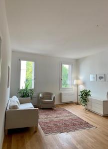 Biały salon z kanapą i łóżkiem w obiekcie Quartiere 11 w mieście Vicenza