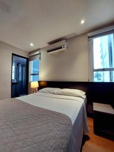 um quarto com uma cama e ar condicionado em Dublê Hotel - The Original no Recife