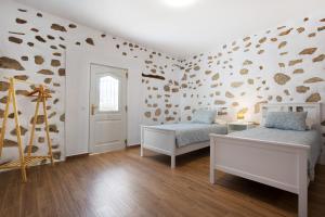 A bed or beds in a room at Casa Milagrito Betancuria