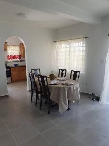 The Aquila Villa في فيليبسبورغ: غرفة طعام مع طاولة وكراسي ومطبخ