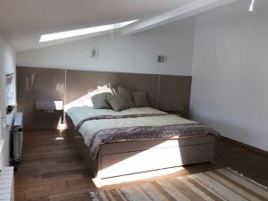 En eller flere senge i et værelse på Vila Danin with free garage,Stari grad