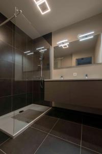 紐波特的住宿－Sea-Rent 1 & 2，带淋浴和大镜子的浴室