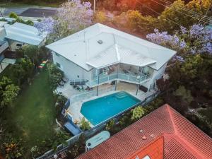 an overhead view of a house with a swimming pool at Central Location - Noosa Address - Pet Friendly in Noosa Heads