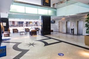 a lobby with a star on the floor at Plaza Praia Suítes in Fortaleza