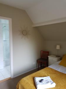 A bed or beds in a room at Hotel De Waag