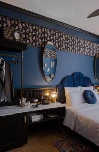 ブリュッセルにあるCravesの青い壁のベッドルーム1室(ベッド1台付)