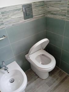 A bathroom at Palms Villa