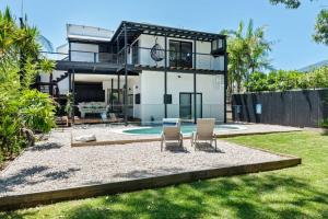 una casa con piscina en un patio en PACIFIC Stunning Coastal Home The Perfect Family Getaway, en Sunshine Beach