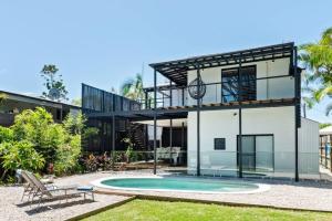 ein Haus mit einem Swimmingpool davor in der Unterkunft PACIFIC Stunning Coastal Home The Perfect Family Getaway in Sunshine Beach