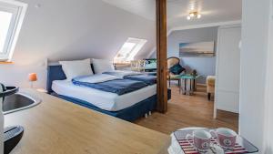 Il comprend une chambre avec un lit et une cuisine avec un évier. dans l'établissement Pension Hauschildt, à Jork
