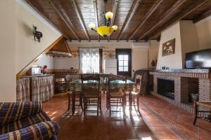 eine Küche und ein Esszimmer mit Tisch und Stühlen in der Unterkunft Casa de Teones con piscina privada in Montecorto