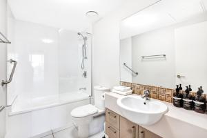 Baðherbergi á Central Kings Beach 2 BR APT w Pool and Spa access
