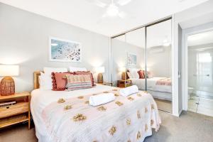Rúm í herbergi á Central Kings Beach 2 BR APT w Pool and Spa access