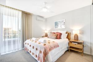 Postel nebo postele na pokoji v ubytování Central Kings Beach 2 BR APT w Pool and Spa access + 22 fotografií