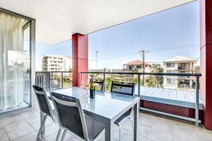 Svalir eða verönd á Central Kings Beach 2 BR APT w Pool and Spa access
