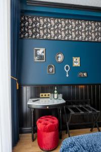 a room with a blue wall and a blue chair at Craves in Brussels