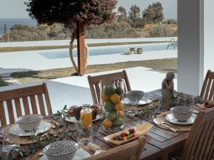 une table en bois avec des fruits dessus dans l'établissement Villa Santa Maria with private pool and sea view, à Afantou 23 autres photos
