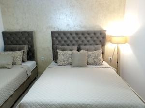 Voodi või voodid majutusasutuse Apartments Doha toas