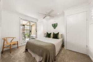 a bedroom with a bed and a ceiling fan at JAMES 4 18 Relax close to Noosa River in Noosaville