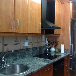 cocina con fregadero y encimera en Apartamento Tarraco, en Tarragona