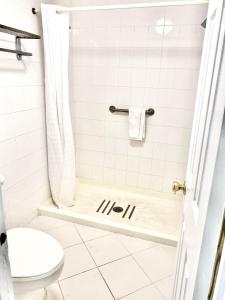 a bathroom with a tub and a toilet at Downbeach Inn in Atlantic City
