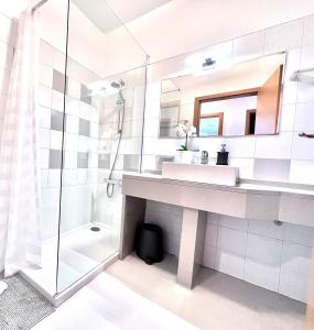 a bathroom with a sink and a shower at Lisboa, Cidade, Elegant Apartment with Air Cond, Free WIFI and Near Metro, by IG in Lisbon