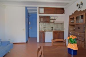 d'une cuisine et d'un salon avec une porte bleue. dans l'établissement Casa Bordonaro B (by Vacation Service), à Cefalù