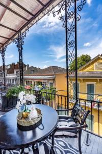 un gazebo con tavolo e sedie su un balcone di Saint Philip Residence a New Orleans