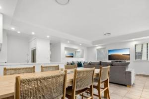 Dapur atau dapur kecil di HOWARD 11-7 Noosa River at your doorstep