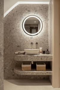 une salle de bain avec un lavabo et un miroir dans l'établissement Villa Santa Maria with private pool and sea view, à Afantou