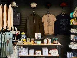 una tienda con camisas y otros artículos expuestos en Bluebird Sunapee, en Mount Sunapee