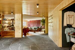 um quarto com um corredor com uma sala de estar em Bluebird Sunapee em Mount Sunapee