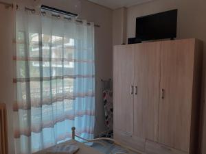 TV a/nebo společenská místnost v ubytování KAMARI APARTMENTS + 37 fotografií