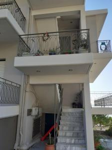 Balkón nebo terasa v ubytování KAMARI APARTMENTS