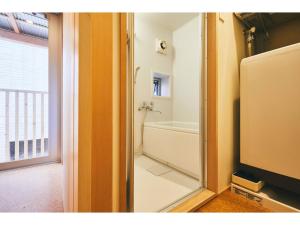 ein Bad mit einer Badewanne und einem TV in der Unterkunft Batonship - Vacation STAY 12907 in Osaka