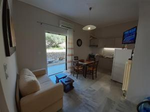 Posezení v ubytování KAMARI APARTMENTS
