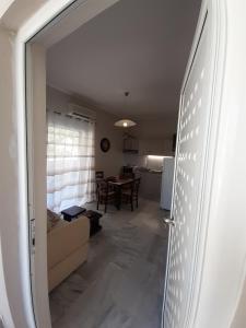 Posezení v ubytování KAMARI APARTMENTS